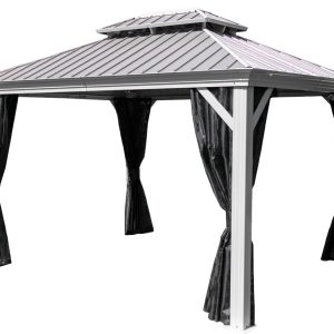 Paviljon na belem ozadju