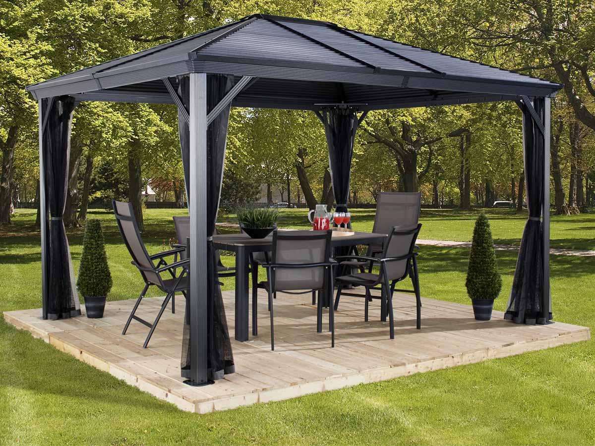 Paviljon v objemu vrta