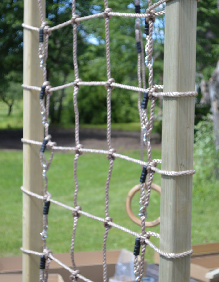 Plezalna mreža na otroškem igrišču