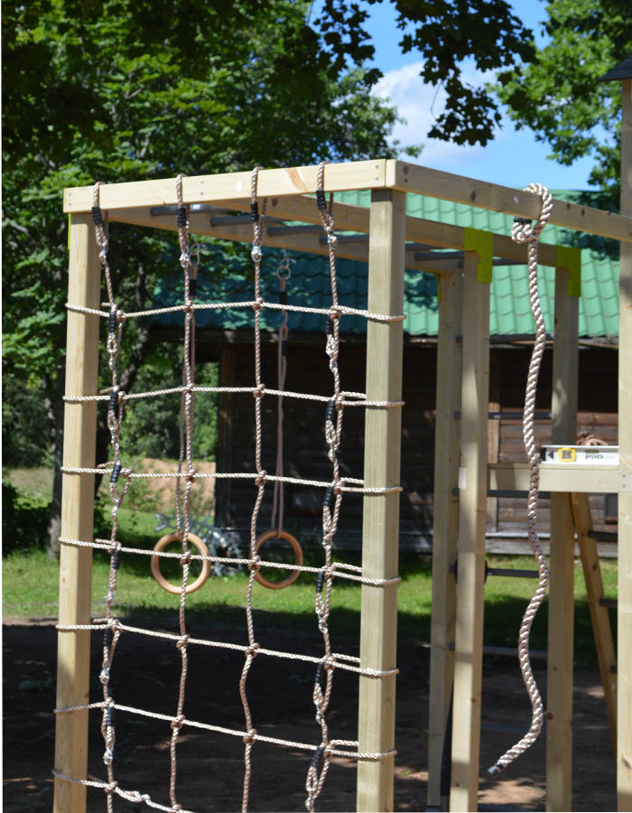 Plezalna vrv na vrtnem igrišču