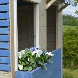 Rožice na otroki leseni hiški