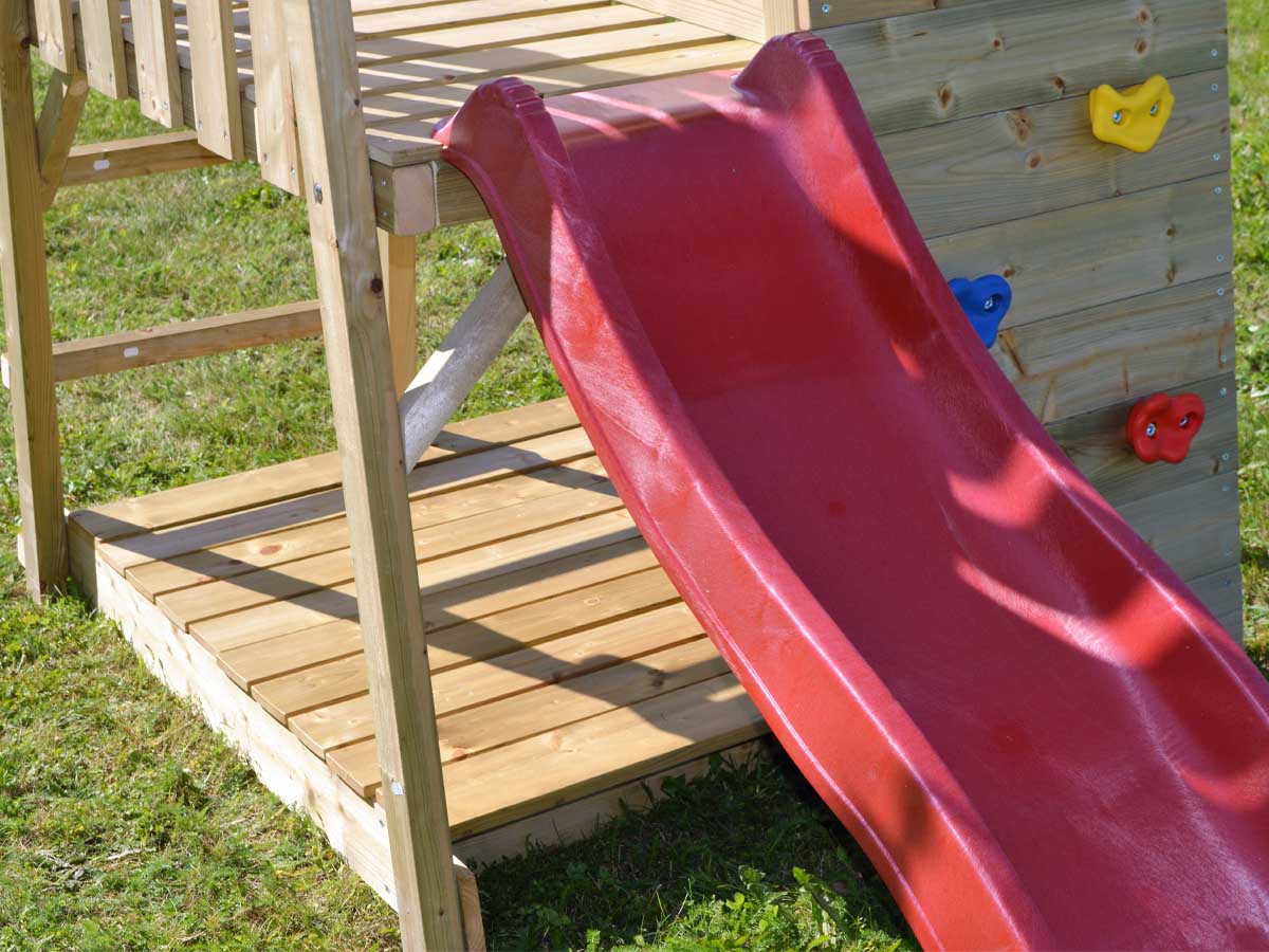 Tobogan na otroških igralih