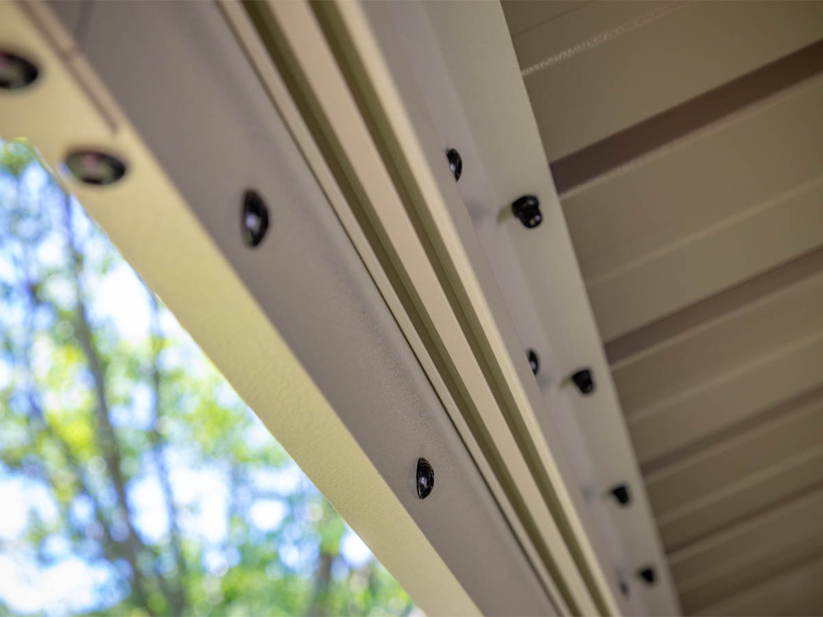 tečaji za zavese pri paviljonu