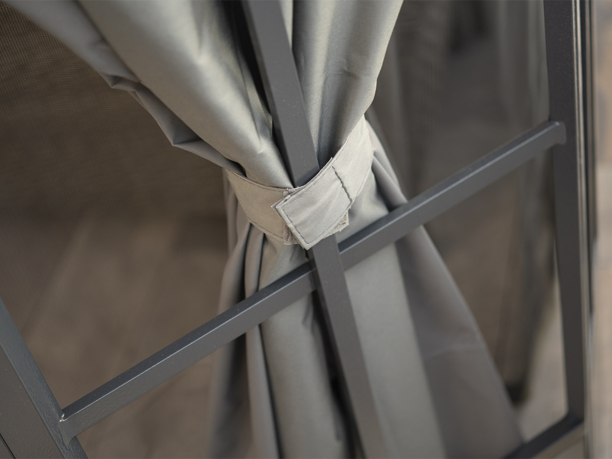 Pritrditev zaves na paviljonu